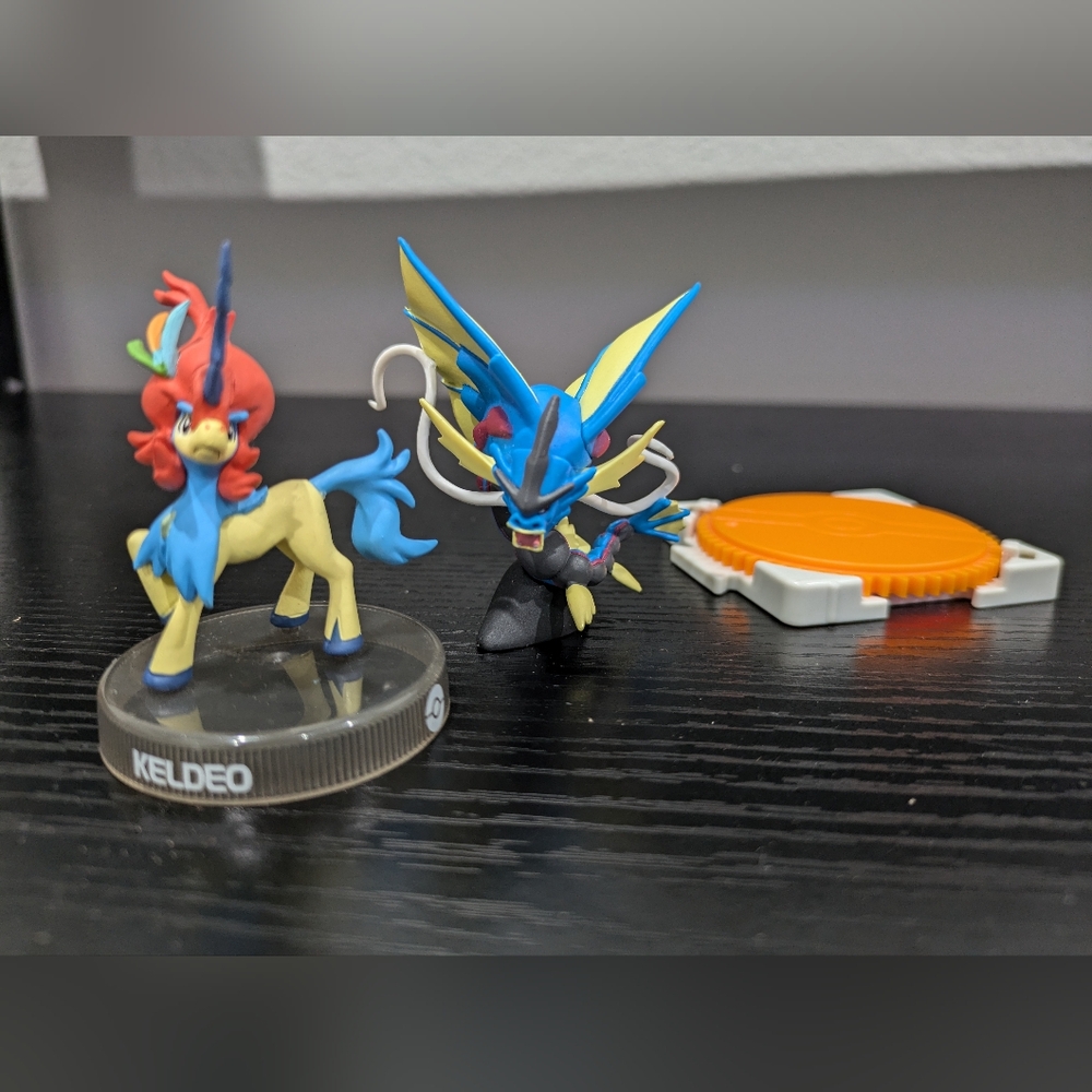 Tomy Pokemon Mega Gyarados 2015 Keldeo On Base 2012 Mini Action Figures Stands